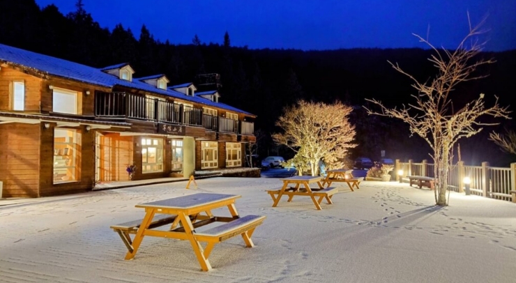 位在宜蘭縣內(nèi)的太平山森林游樂區(qū)23日凌晨開始下雪，園區(qū)翠峰山屋前一片雪白。圖片來源：臺灣“中央社”。