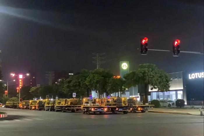 有多輛拖車出現(xiàn)在東莞寮步汽車城門口。視頻截圖