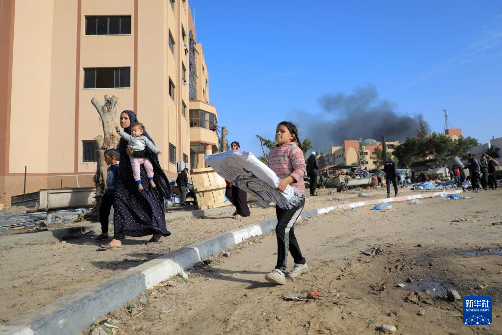 1月22日，加沙地帶南部城市汗尤尼斯遭到以軍攻擊后升起濃煙。新華社發(fā)（里澤克·阿卜杜勒賈瓦德攝）