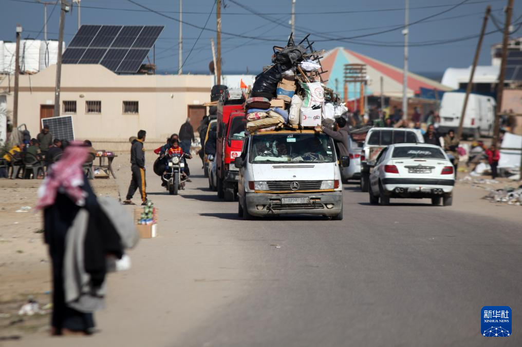 1月22日，在加沙地帶南部城市汗尤尼斯，人們逃離家園。新華社發(fā)（里澤克·阿卜杜勒賈瓦德攝）