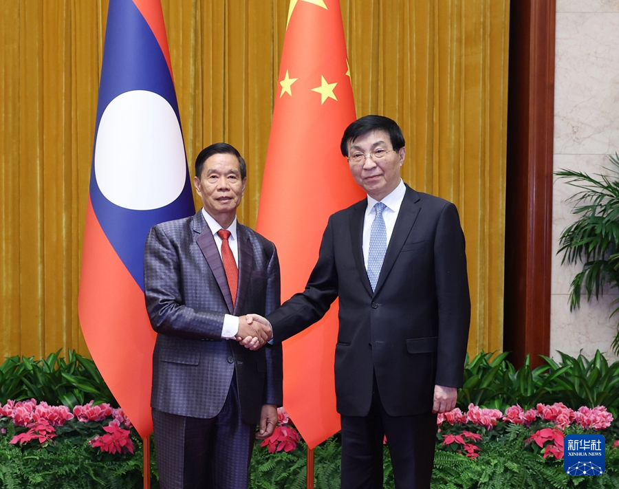 1月22日，中共中央政治局常委、全國(guó)政協(xié)主席王滬寧在北京會(huì)見(jiàn)老撾人民革命黨中央政治局委員、建國(guó)陣線中央委員會(huì)主席辛拉馮。新華社記者 王曄 攝