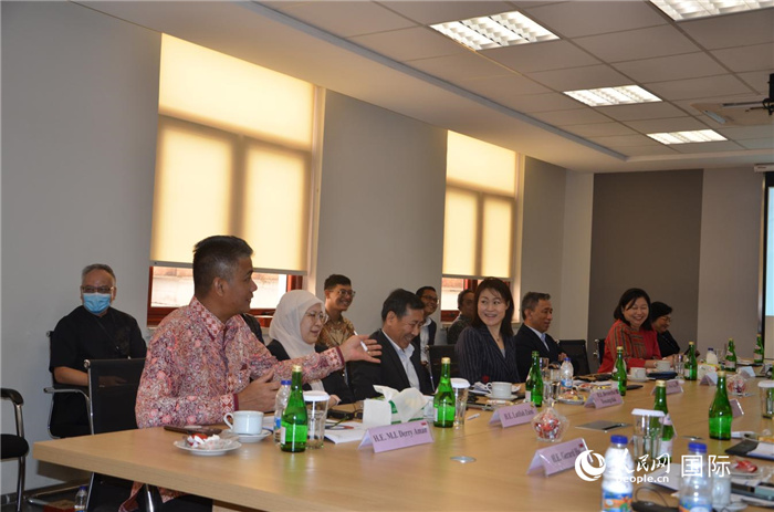 參訪嘉賓與五菱印尼公司負(fù)責(zé)人交流。人民網(wǎng)記者 李培松攝