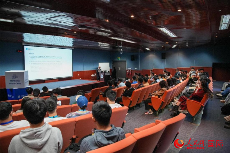 圖為23日，中國學生在聽取講座。人民網塔里克·易卜拉欣攝