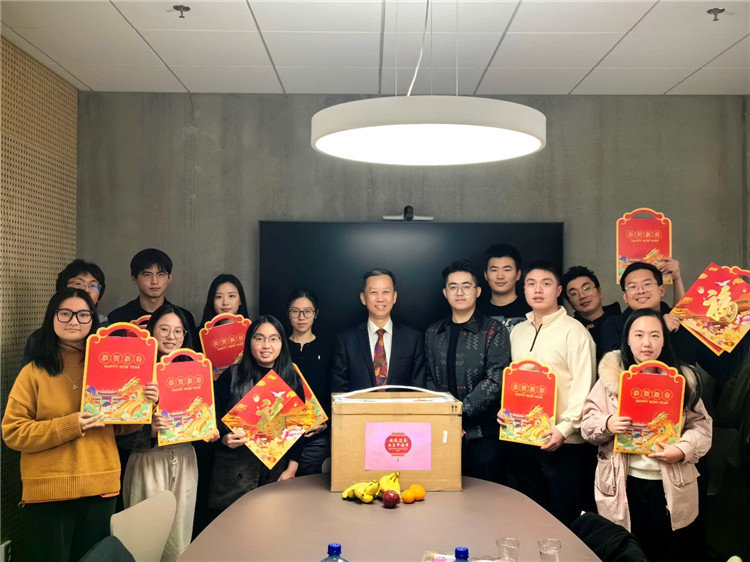 中國(guó)駐瑞典大使崔愛民看望慰問瑞典隆德大學(xué)中國(guó)留學(xué)生。中國(guó)駐瑞典大使館供圖