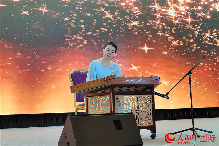 揚(yáng)琴演奏家劉艮演奏《夢(mèng)中的婚禮》。人民網(wǎng)記者 于宏建攝