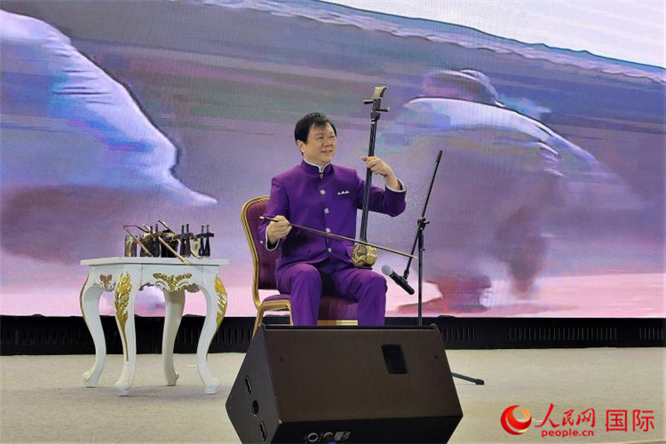 二胡演奏家、國(guó)家一級(jí)演員王之輝演奏《新春樂(lè)》。人民網(wǎng)記者 于宏建攝