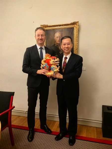 中國駐瑞典大使崔愛民（右）會(huì)見瑞典外交部外貿(mào)總司長嚴(yán)波（左）。中國駐瑞典大使館供圖