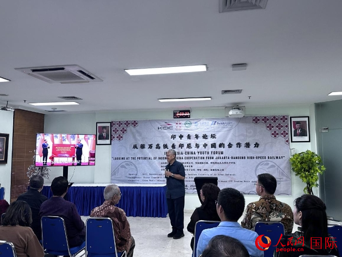 韓高路為與會(huì)嘉賓放映中印尼元首為雅萬(wàn)高鐵正式開(kāi)通運(yùn)營(yíng)揭幕的場(chǎng)景。人民網(wǎng)記者 曹師韻攝