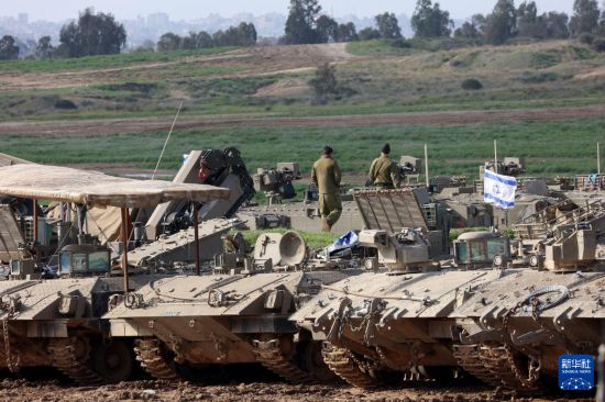 這是1月24日拍攝的加沙邊境以色列一側(cè)的以軍部隊(duì)。新華社發(fā)（吉爾·科恩·馬根攝）