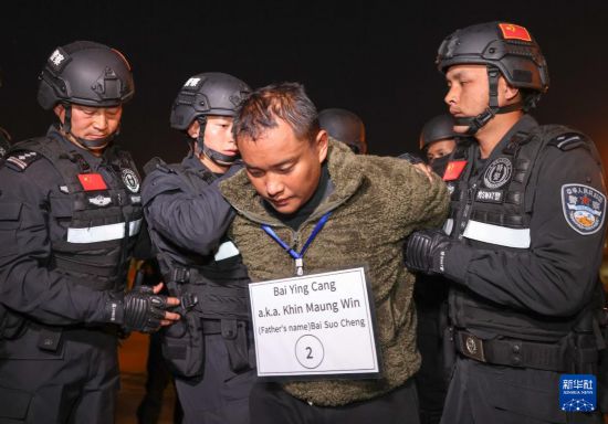 1月30日，在緬甸內(nèi)比都國際機(jī)場，緬甸警方依法向我公安機(jī)關(guān)移交緬北重大犯罪嫌疑人白應(yīng)蒼。新華社記者 殷剛 攝
