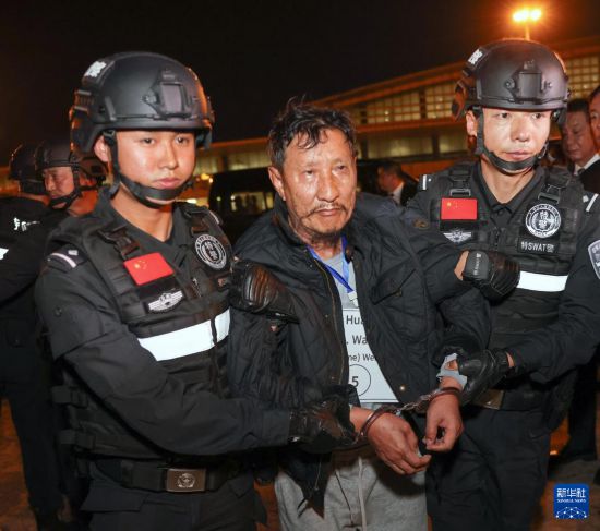 1月30日，在緬甸內(nèi)比都國際機(jī)場，緬甸警方依法向我公安機(jī)關(guān)移交緬北重大犯罪嫌疑人魏懷仁。新華社記者 殷剛 攝