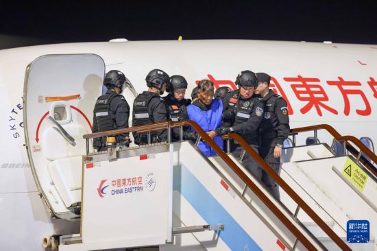1月30日，在云南昆明長水機(jī)場，緬北重大犯罪嫌疑人白所成被我公安機(jī)關(guān)成功押解回國。新華社記者 殷剛 攝