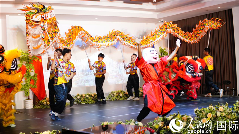 在菲留學(xué)生通過(guò)舞龍舞獅表演呈現(xiàn)中華優(yōu)秀傳統(tǒng)文化魅力。人民網(wǎng)記者樊帆 攝