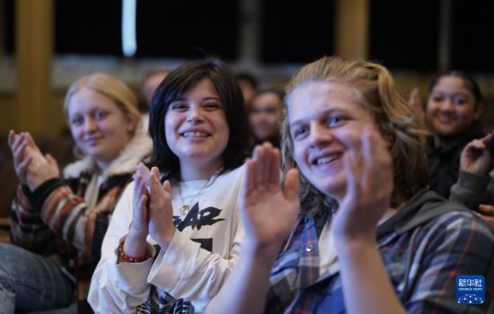 1月30日，在美國華盛頓州塔科馬市林肯中學，將于3月啟程赴華交流的林肯中學12年級學生蒙特塞拉特·羅梅羅-羅查（中）參加美國中學生赴華交流歡送儀式。新華社記者 吳曉凌 攝