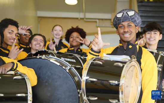 1月30日，在美國華盛頓州塔科馬市林肯中學，學校鼓樂隊準備在美國中學生赴華交流歡送儀式上表演。新華社記者 吳曉凌 攝