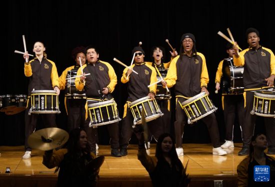 1月30日，在美國華盛頓州塔科馬市林肯中學，學校鼓樂隊在美國中學生赴華交流歡送儀式上表演。新華社記者 吳曉凌 攝