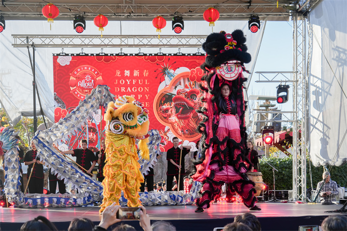 中國(guó)駐希臘大使館大使肖軍正與希方嘉賓為舞龍點(diǎn)睛。     希臘小朋友進(jìn)行舞龍舞獅表演?！吨邢r(shí)報(bào)》供圖