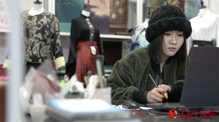 1月23日，在山東省菏澤市曹縣有愛云倉直播基地，張子晨正在設(shè)計漢服。 人民網(wǎng)記者 袁蒙攝