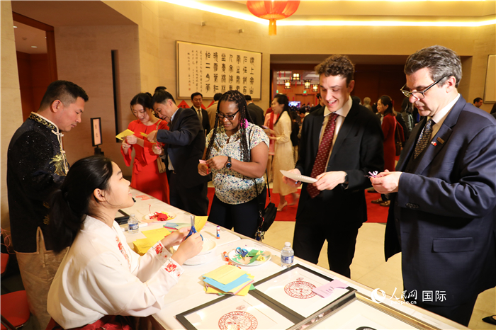 圖為美國(guó)民眾體驗(yàn)中國(guó)春節(jié)民俗。人民網(wǎng)記者 李志偉攝