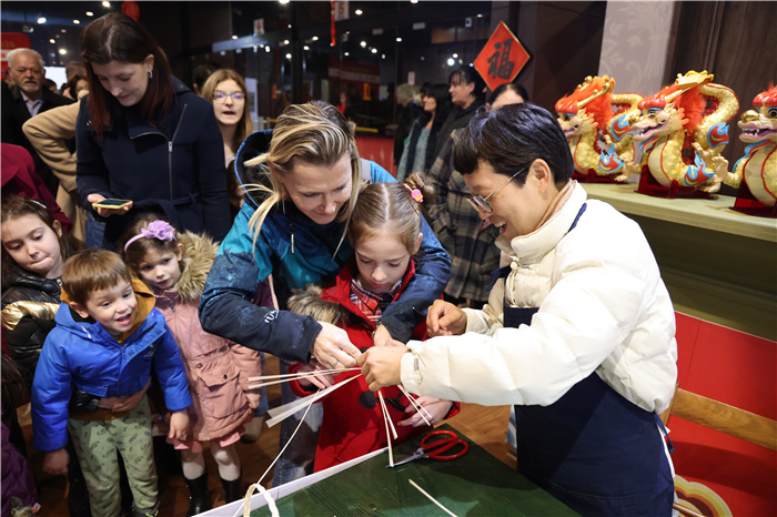 2024年“歡樂春節(jié)”《閩南風(fēng)情》文藝演出和泉州非物質(zhì)文化遺產(chǎn)展演2月6日在塞爾維亞斯梅代雷沃文化中心舉行。圖為當(dāng)?shù)孛癖婓w驗中國非遺手工藝。 貝爾格萊德中國文化中心供圖