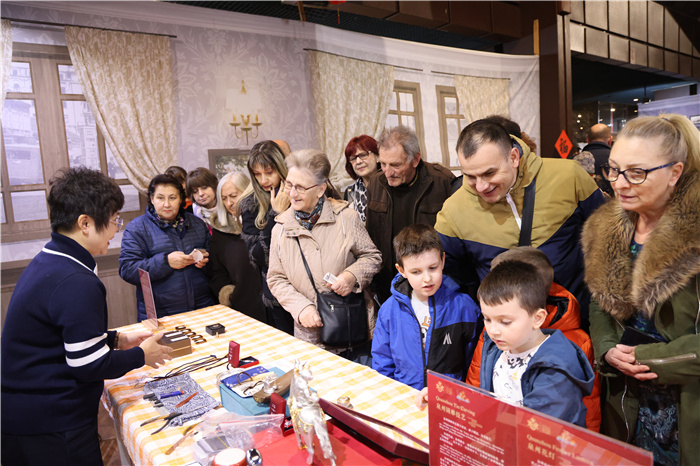 2024年“歡樂春節(jié)”《閩南風(fēng)情》文藝演出和泉州非物質(zhì)文化遺產(chǎn)展演2月6日在塞爾維亞斯梅代雷沃文化中心舉行。圖為當(dāng)?shù)孛癖婓w驗中國非遺手工藝。 貝爾格萊德中國文化中心供圖