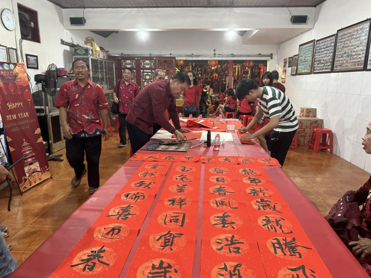茍皓東為華人朋友現(xiàn)場寫春聯(lián)送福字。巴陵康孔子學(xué)院供圖