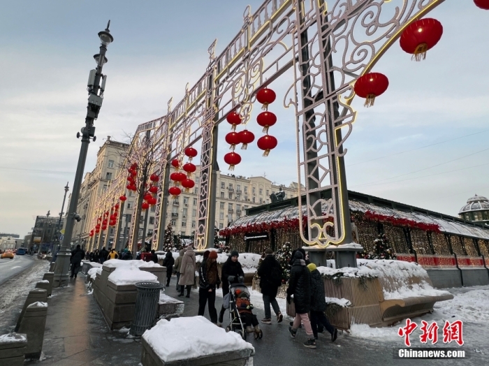 當(dāng)?shù)貢r(shí)間2月9日，中國(guó)農(nóng)歷新年慶?；顒?dòng)啟動(dòng)儀式在莫斯科市中心的卡梅爾格爾斯基巷舉行。圖為特維爾大街裝飾的中國(guó)大紅燈籠。<a target='_blank' href='/'><p  align=