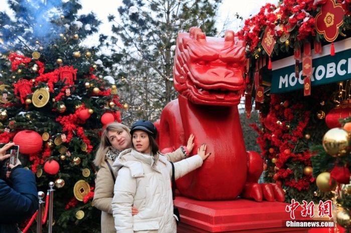 當(dāng)?shù)貢r(shí)間2月9日，中國(guó)農(nóng)歷新年慶?；顒?dòng)啟動(dòng)儀式在莫斯科市中心的卡梅爾格爾斯基巷舉行。中國(guó)駐俄大使張漢暉，俄羅斯外交部發(fā)言人扎哈羅娃，以及俄羅斯文化部和莫斯科市政府官員出席。慶?；顒?dòng)將持續(xù)至18日。圖為當(dāng)?shù)孛癖娫谔鼐S爾廣場(chǎng)與龍雕塑合影。