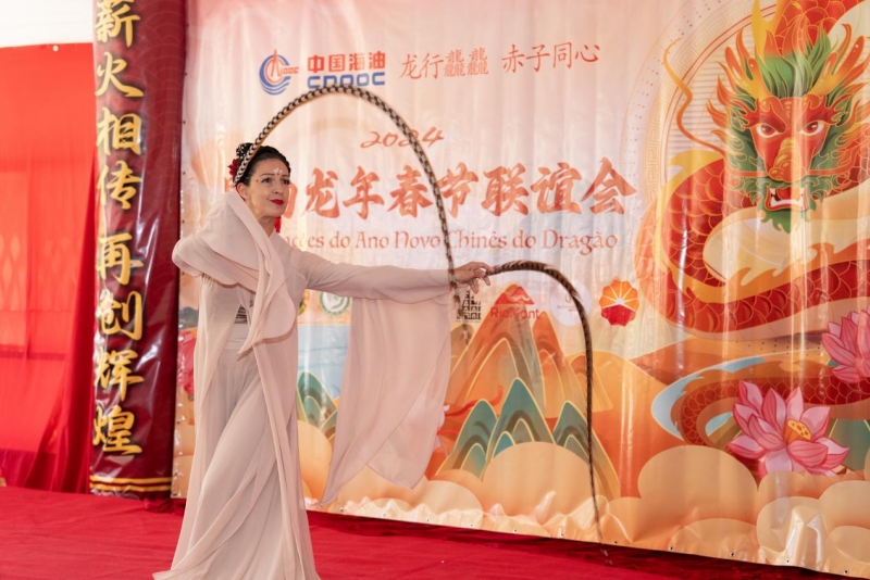 巴西藝術(shù)家表演中國舞。里約天主教大學(xué)孔子學(xué)院供圖