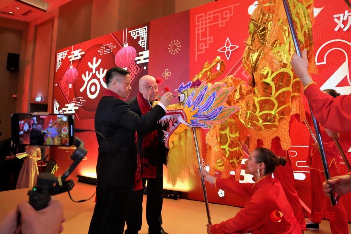 張漢暉（左）、施威特科（右）共同為彩龍點睛。于子恒攝