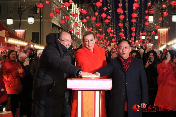 張漢暉、扎哈羅娃、科茲洛夫（從右至左）共同按下活動啟動按鈕。于子恒攝