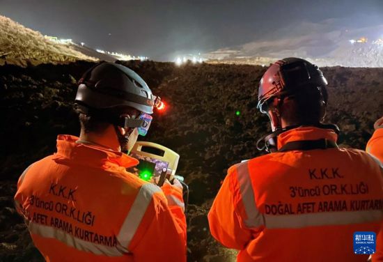 2月13日，救援人員在土耳其東部埃爾津詹省伊利奇區(qū)礦難現場工作。新華社發(fā)（穆斯塔法·卡亞攝）