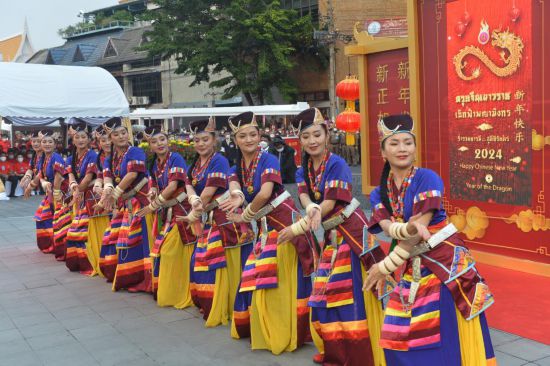 2月10日，演員在泰國曼谷唐人街舉行的“歡樂春節(jié)”活動(dòng)上跳舞。當(dāng)日，泰國“歡樂春節(jié)”文化活動(dòng)在曼谷唐人街舉辦。（新華社發(fā)，拉亨攝）