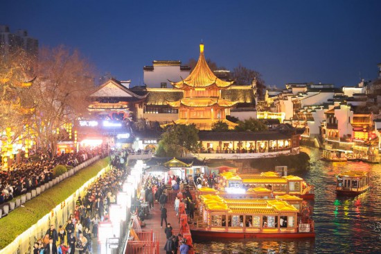 2月14日，游客在南京夫子廟景區(qū)賞燈游玩。（新華社發(fā)，蘇陽攝）