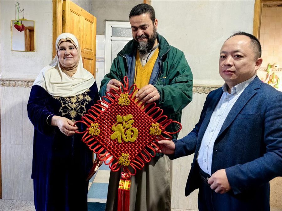 中國醫(yī)生向穆罕默德贈(zèng)送中國新春福字。中國第28批援阿爾及利亞醫(yī)療隊(duì)塞地夫分隊(duì)供圖