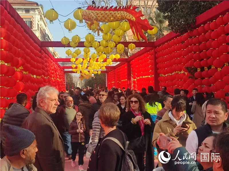 游園會入口處張燈結(jié)彩，人流如織。人民網(wǎng)記者鄭彬攝