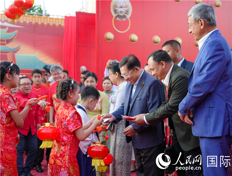 在活動現(xiàn)場，敏昂萊主席夫婦根據(jù)當(dāng)?shù)貍鹘y(tǒng)向兒童送祝福1-人民網(wǎng)記者謝佳君攝