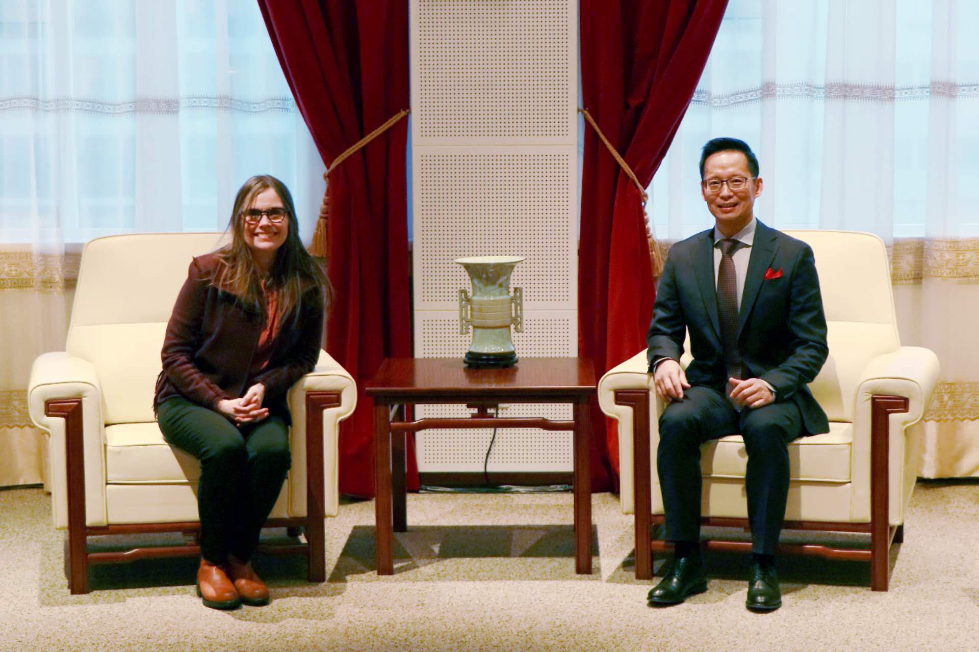 冰島總理雅各布斯多蒂爾（右一）與中國(guó)駐冰島大使何儒龍合影。中國(guó)駐冰島大使館供圖