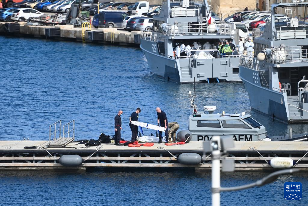 2月23日，在馬耳他皮耶塔，工作人員準備搬運一具非法移民遇難者遺體。新華社發(fā)（喬納森·博格攝）