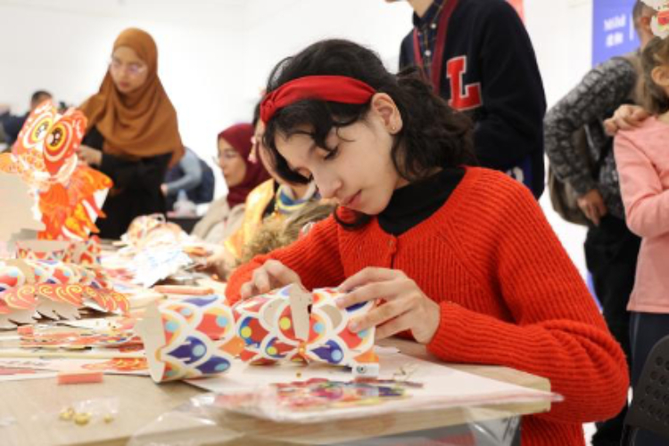 參與者在制作元宵彩燈。拉巴特中國(guó)文化中心供圖