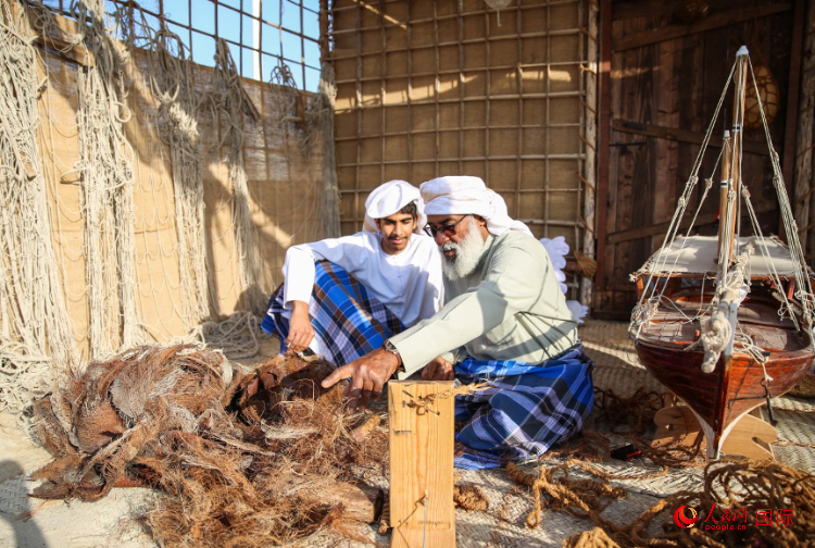 手工藝者展示如何用棕櫚葉制作繩子。人民網(wǎng) 塔里克·易卜拉欣攝