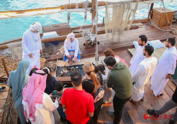 游客了解采珠工作。人民網(wǎng) 塔里克·易卜拉欣攝