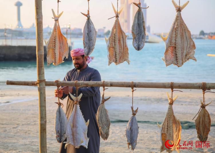    手工藝者展示如何晾曬魚(yú)干。人民網(wǎng) 塔里克·易卜拉欣攝