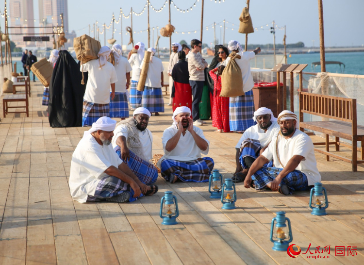 演藝人員展示售賣產(chǎn)品的場(chǎng)景。人民網(wǎng) 塔里克·易卜拉欣攝