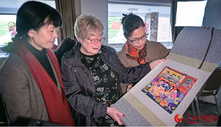 贈送舟山漁民畫。人民網(wǎng) 郭錦標(biāo)攝