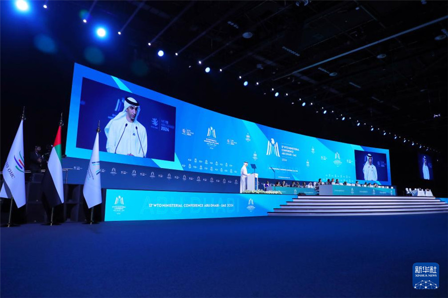 2月26日，在阿聯(lián)酋首都阿布扎比，阿聯(lián)酋外貿(mào)國務(wù)部長、世貿(mào)組織第13屆部長級會議主席薩尼·澤尤迪在世界貿(mào)易組織第13屆部長級會議開幕式上致辭。新華社發(fā)（世界貿(mào)易組織供圖）