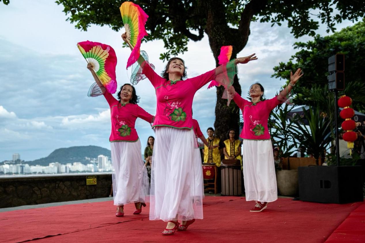 當(dāng)?shù)貢r(shí)間2月24日晚，2024年元宵節(jié)慶?；顒?dòng)在巴西里約熱內(nèi)盧市科帕卡巴納要塞舉辦。巴西山河文化促進(jìn)中心供圖