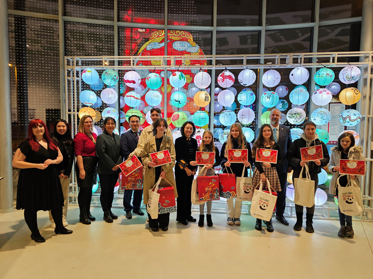 獲獎(jiǎng)學(xué)生合影。翟朝暉攝