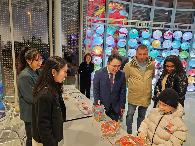 匈牙利小朋友猜燈謎。翟朝暉攝