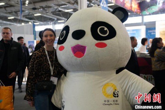 3月5日，2024年柏林國際旅游交易會(ITB)在柏林會展中心拉開帷幕。以“你好！中國”為主題的中國展區(qū)當日亮相展會。圖為觀眾與大熊貓人偶合影。中新社記者 馬秀秀 攝